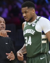 开云体育在线-情况不妙！字母哥两罚不中&amp;沃克追身三分 老鹰下半场10-0打停雄鹿