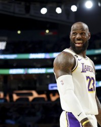 开云入口-垃圾时间疯狂刷分！詹姆斯24+5+2创纪录！东契奇28+5+9打爆国王！