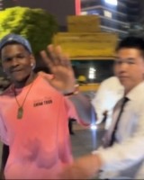 开云体育网址-优质偶像！安保人员试图阻止 爱德华兹仍然上前与球迷击掌