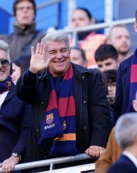 开云-5万人投票 63岁拉波尔塔成功连任巴萨主席：得票率68% 与对手拥抱