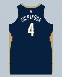 鹈鹕双向合同中锋亨特-迪金森新赛季将身披4号战袍